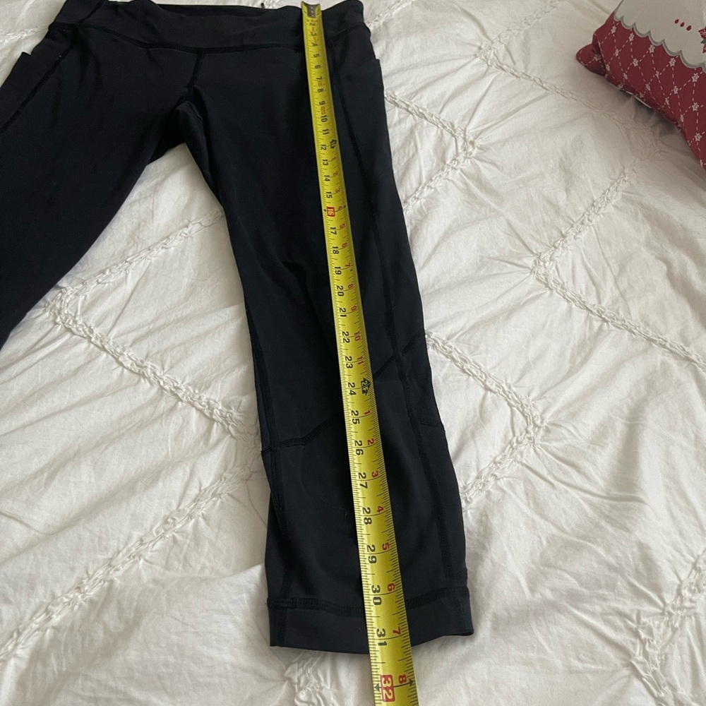 Lululemon Capri black leggings with mesh inserts size 8